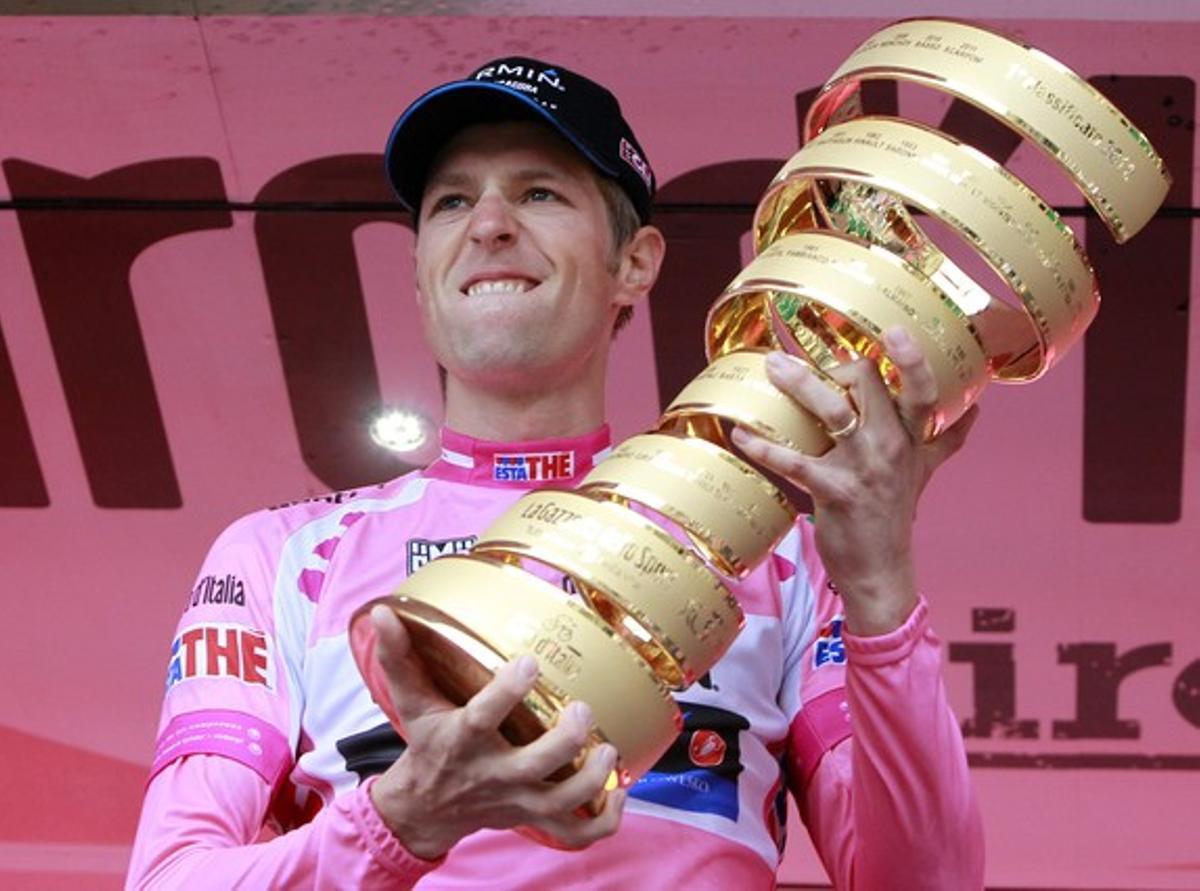 El guanyador del Giro, el canadenc Hesjedal, agafa el trofeu que l’acredita com a campió.