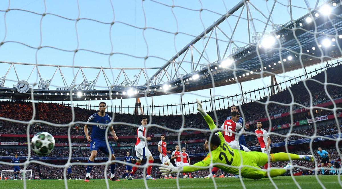 Soccer Football - Champions League - Semi Final - First Leg - Arsenal v Paris Saint Germain - Emirates Stadium, London, Britain - April 29, 2025 Paris St Germain's Ousmane Dembele scores their first goal past Arsenal's David Raya REUTERS/Dylan Martinez