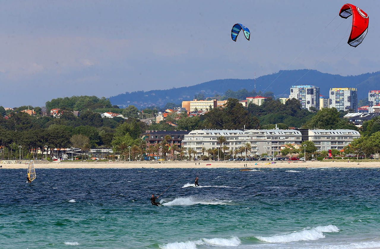 Playa de O Vao (en Coruxo, Vigo), ayer, con Samil al fondo