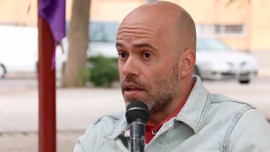 El candidato de Podemos Elche, José V. Bustamante, durante un mitin