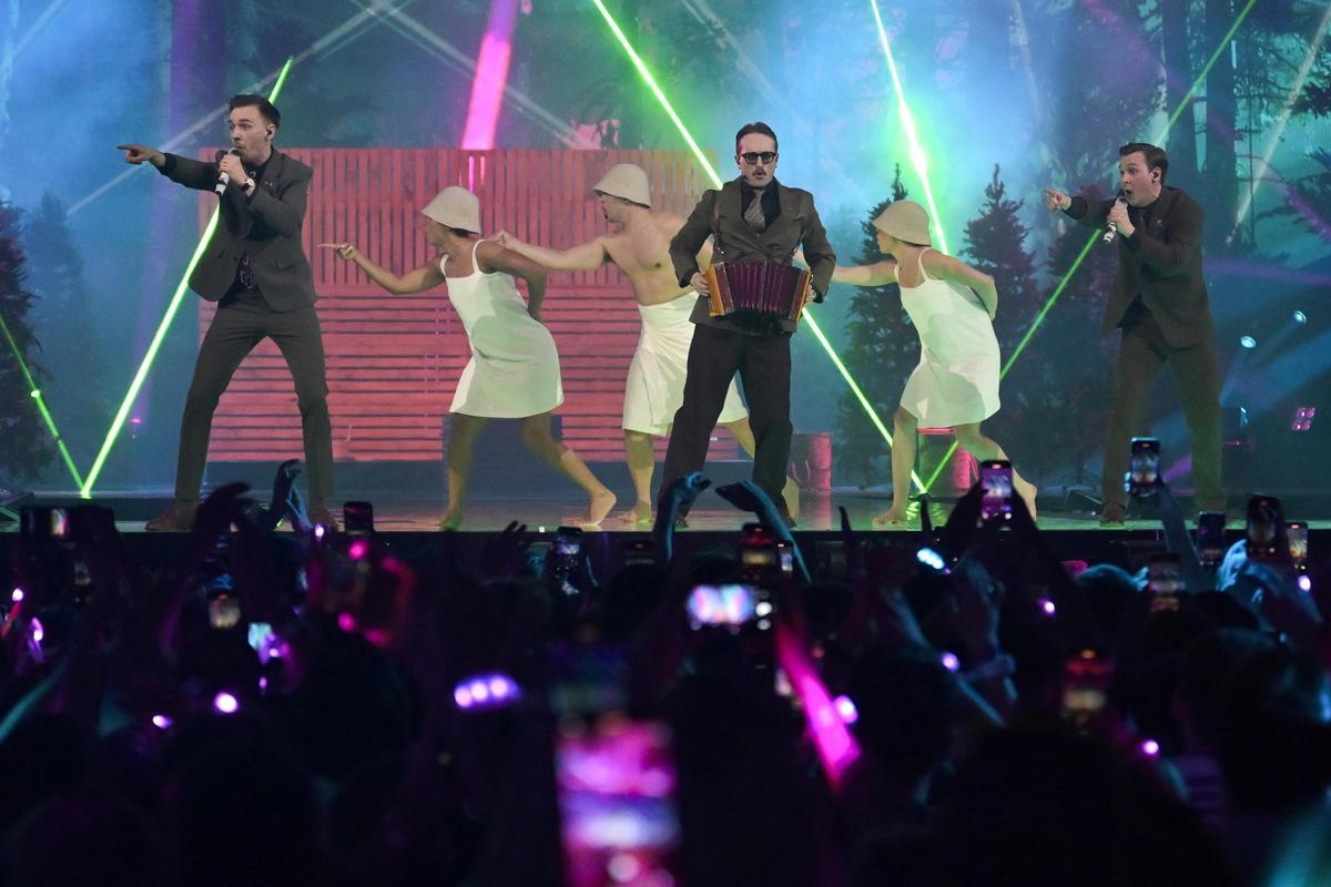 El sueco KAJ intrerpreta la canción "Bara bada bastu" en la primera semifinal de Eurovisión 2025.
