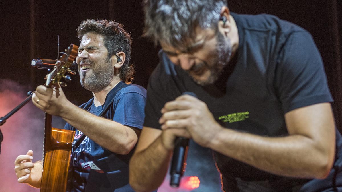 Los hermanos David y José Muñoz, de Estopa, durante su concierto en el Festival Arts d'Estiu de Pineda de Mar.