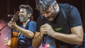 Los hermanos David y José Muñoz, de Estopa, durante su concierto en el Festival Arts d’Estiu de Pineda de Mar.