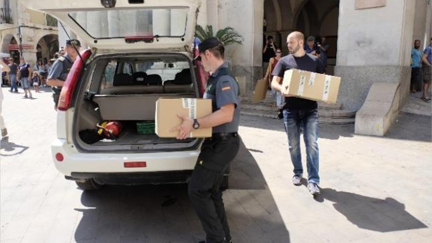 Les imatges de l&#039;entrada als Ajuntaments. Efectius de la Guàrdia Civil emportant-se de l&#039;Ajuntament de Figueres l&#039;expedient de contractació de les obres de la piscina descoberta.