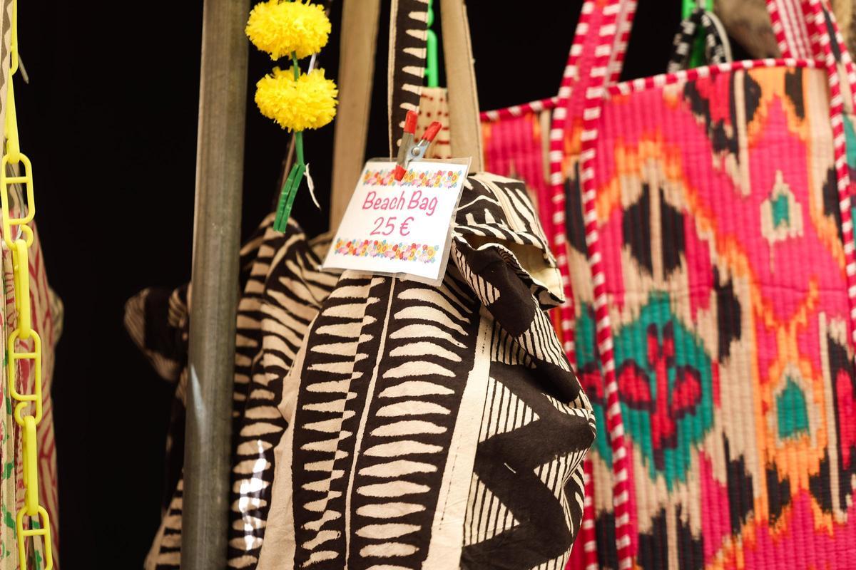 El emblemático mercadillo hippie de Punta Arabí, en imágenes
