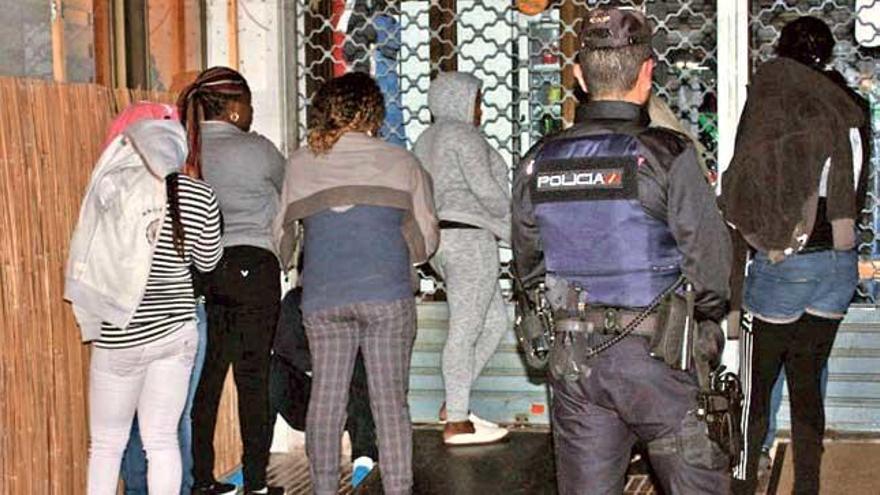 Un policía, el jueves durante la redada en el local de s´Arenal donde se prostituía a la adolescente.