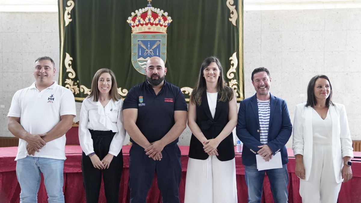 Verónica Pichel acompañada de los miembros del gobierno local durante la toma de posesión en 2023.