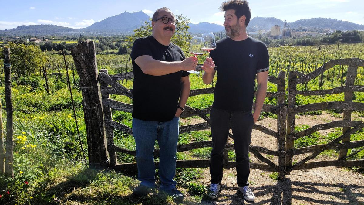 Sergio Caballero y Francesc Grimalt, en la bodega 4 Kilos Vinícola, en Mallorca.