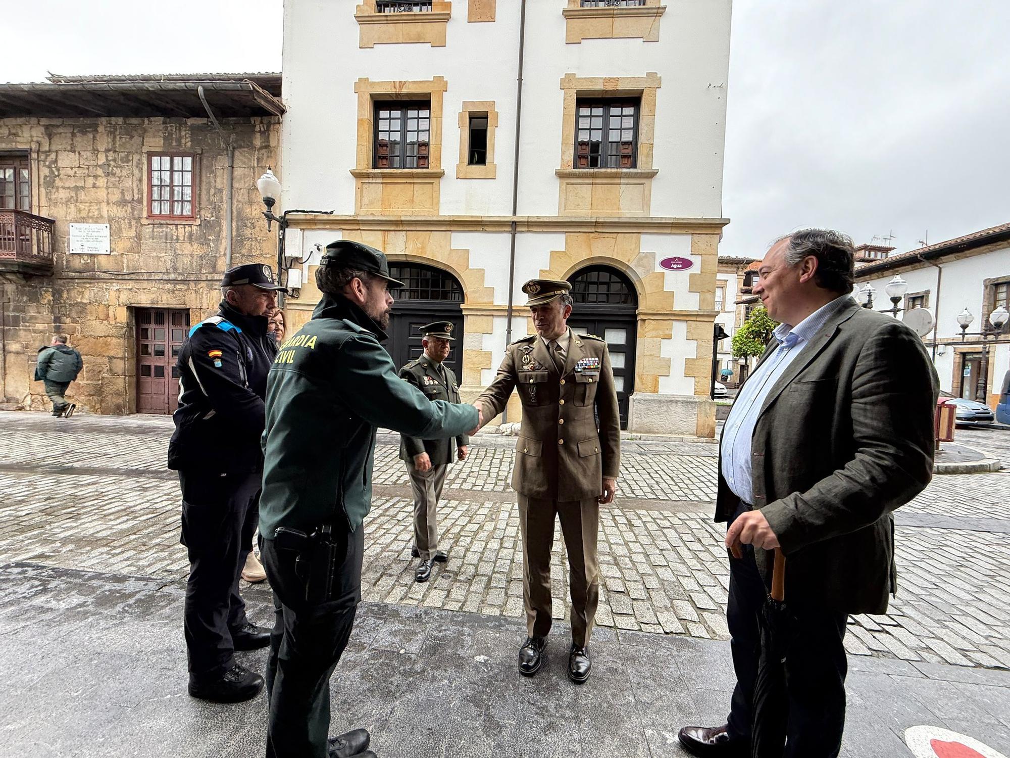 Así fue la inauguración de la exposición fotográfica de ARES en Villaviciosa