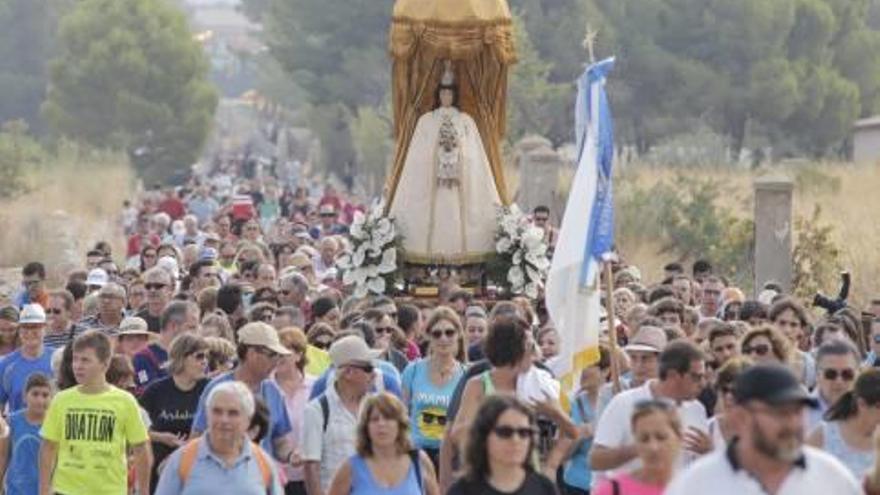 Dos instantes de la jornada final de las fiestas mayores que supuso el traslado de la Virgen de las Nieves desde Aspe hasta Hondón.