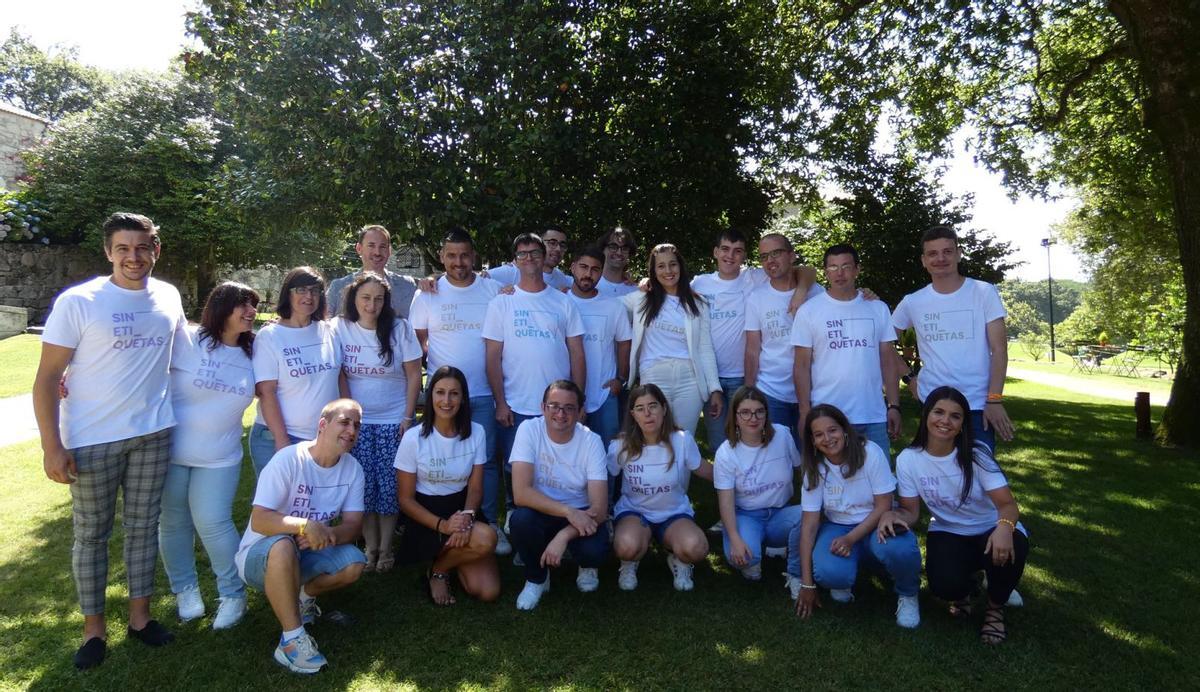 La ronda de contactos en el jardín del Pazo de Cea, ayer. // CEDIDA