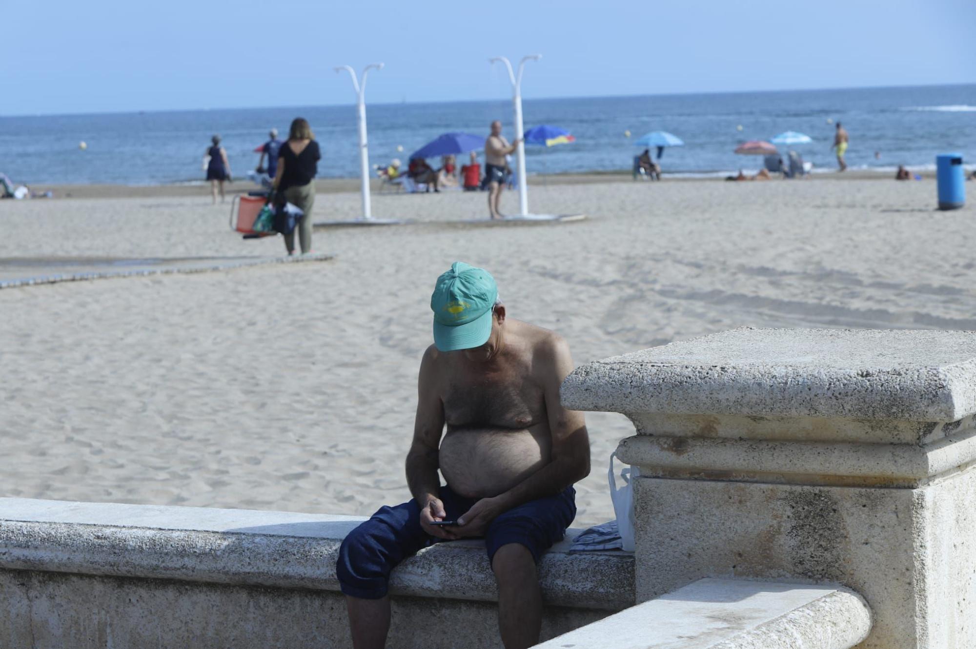 Llenazo en las playas de València este domingo, 15 de octubre