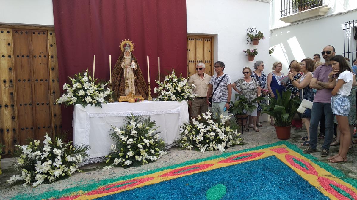 Altar en la plaza de la Constitución de Priego.