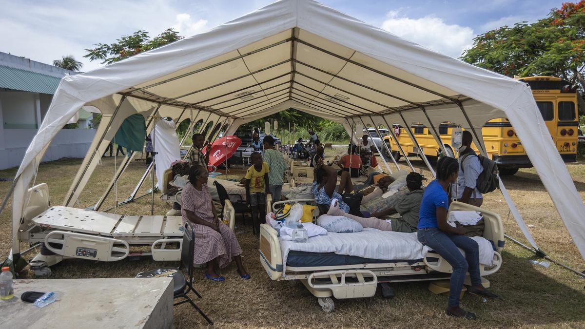 Los heridos en Les Cayes por el terremoto son atendidos en tiendas de campaña ante el colapso sanitario.
