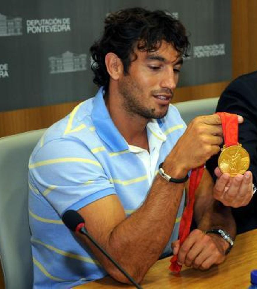 Carlos Pérez "Perucho" con su medalla olímpica en 2008.