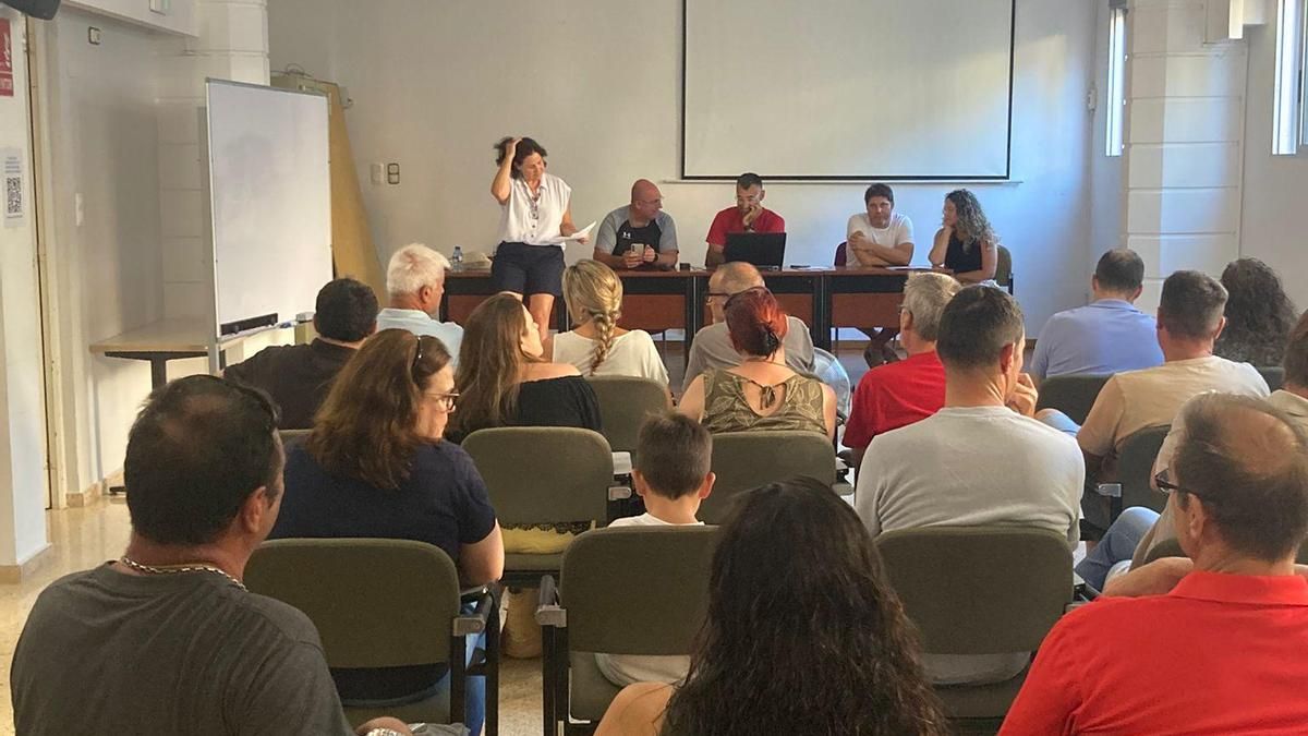 La junta directiva va convocar una assemblea extraordinària.