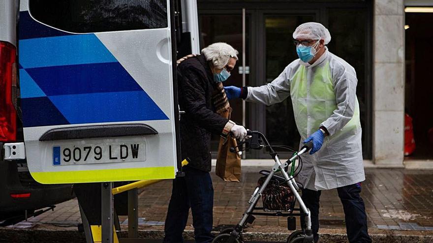 Voluntarios trasladan a mayores de residencias a hospitales, ayer.