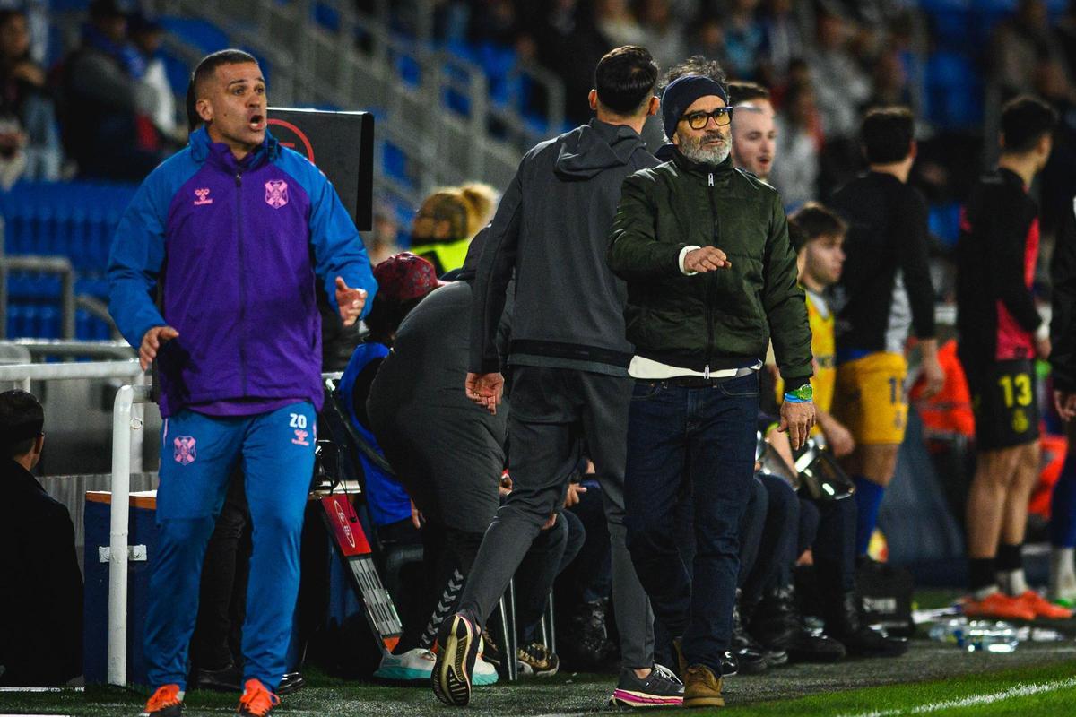 Álvaro Cervera, en su banquillo.