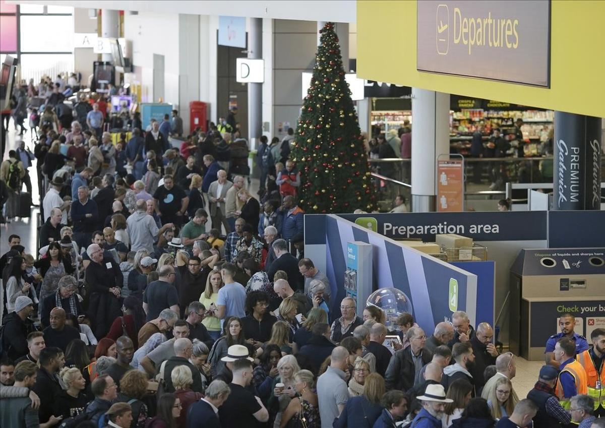 El aeropuerto de Gatwick , junto a Londres, ha permanecido cerrado por el vuelo de drones.