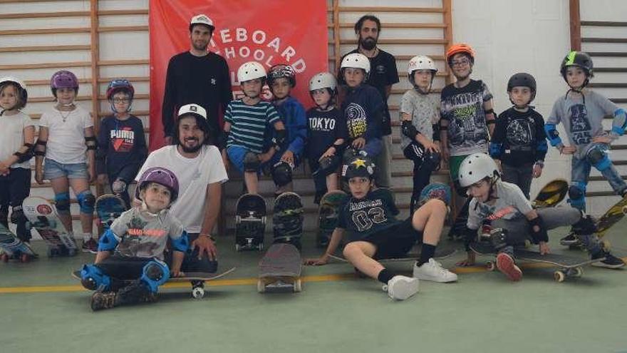 Los monitores con el grupo de alumnos en el pabellón del colegio de O Hío. //Gonzalo Núñez