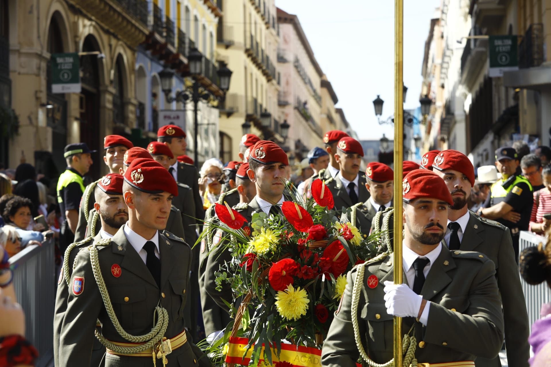 En imágenes | La Ofrenda de Flores a la Virgen del Pilar 2023 en Zaragoza (I)