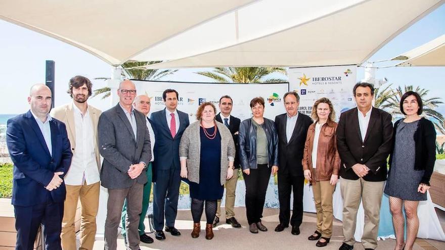 Las autoridades, patrocinadores y organizadores que participaron en la presentación del 48 Trofeo SAR Princesa Sofía-Iberostar.