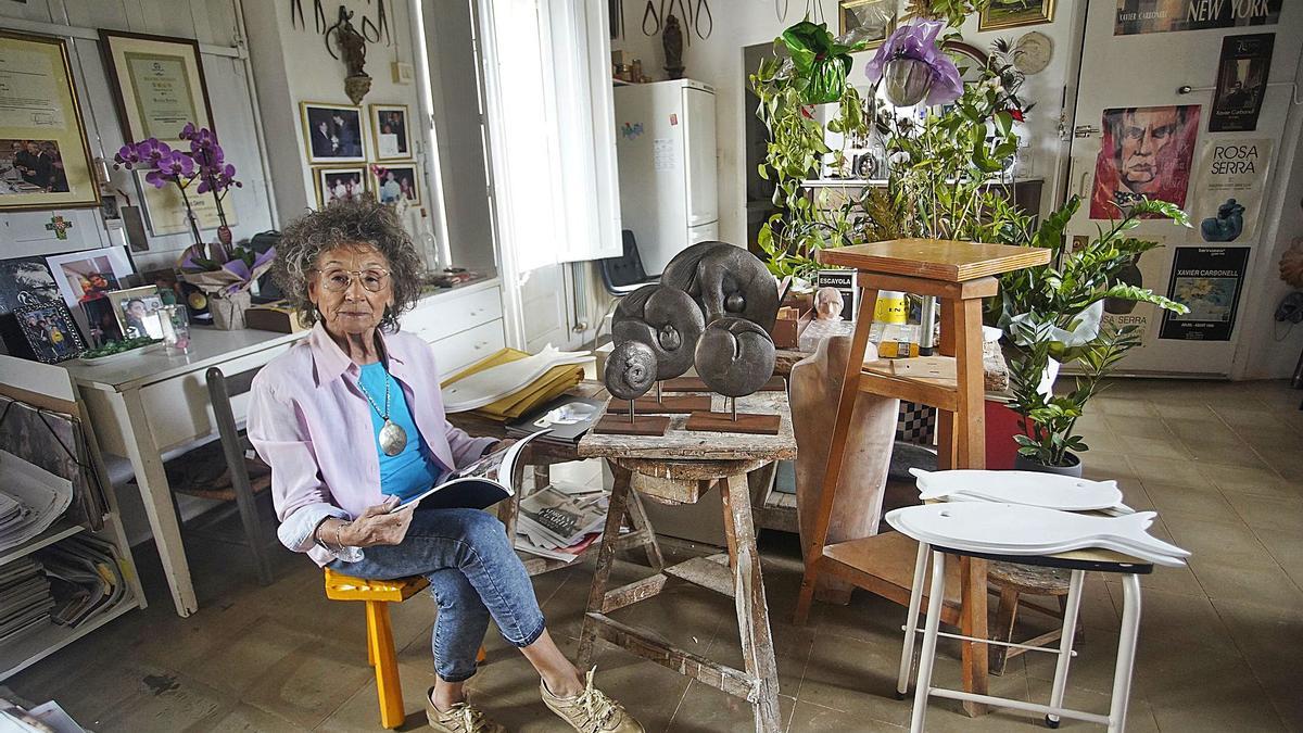cinquanta anys de trajectòria artística d’una escultora reconeguda a casa i a fora. 1 Rosa Serra al seu estudi d’Olot, aquesta setmana. F  | MARC MARTÍ