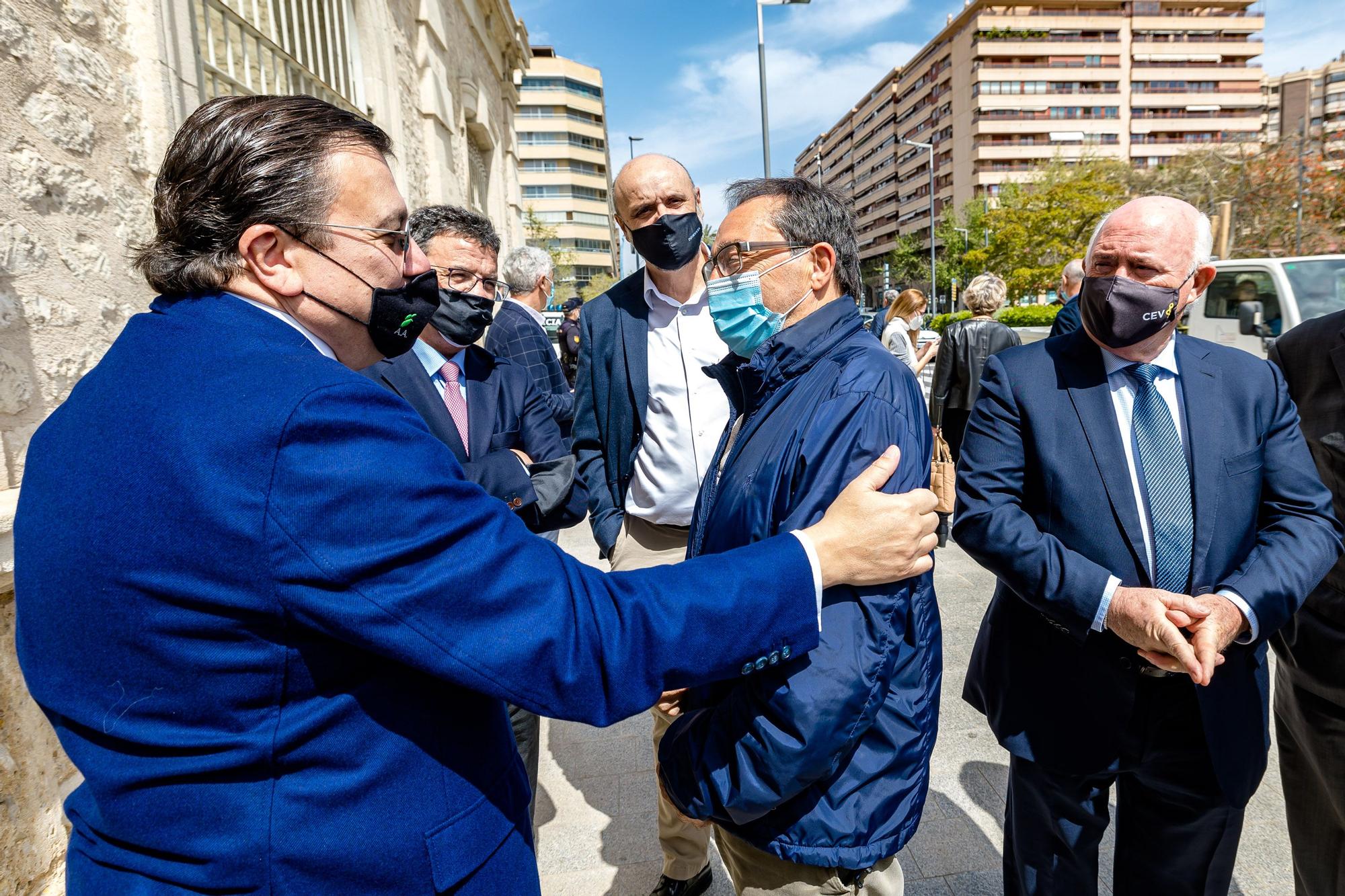 Julián López apuesta por que el puerto de Alicante se convierta en un nuevo enclave logístico y de la innovación