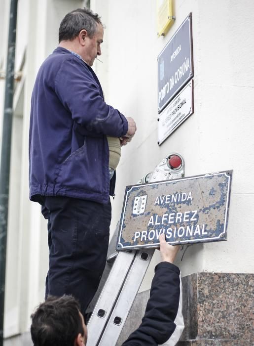 Un operario cambia una placa del callejero de A Coruña.