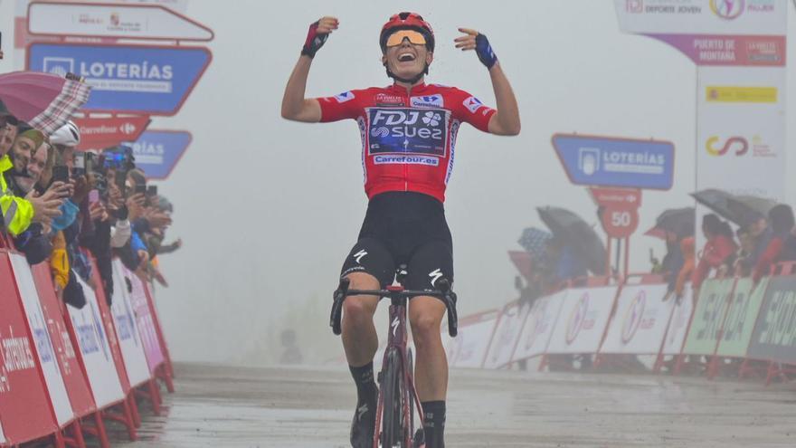Demi Vollering levanta los brazos al poco de cruzar la meta como ganadora de la etapa con final en Cotobello de la Vuelta a España femenina. |