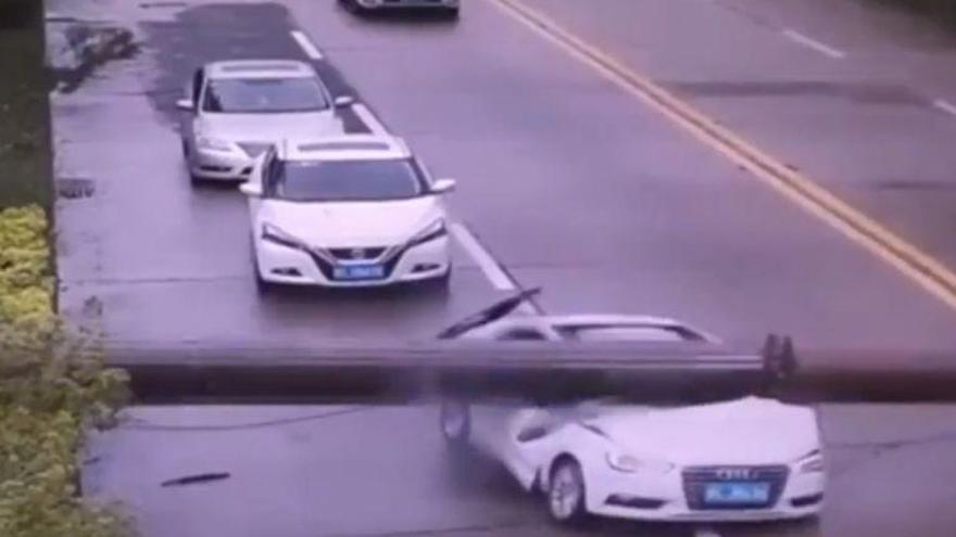 Un vídeo capta cómo un conductor chino sobrevive a la caída de una grúa sobre su coche