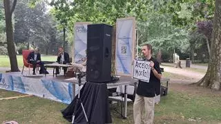Un escrache irrumpe en la Bienal Climática para denunciar la contaminación de Arcelor-Mittal que niega la multinacional: "Están fumigando a la población con beceno"