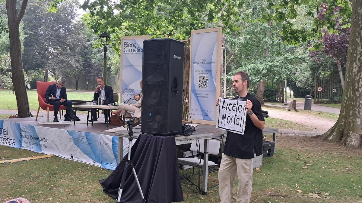 Activistas irrumpen en una mesa redonda de industria de la Bienal Climático de Avilés contra Arcelor