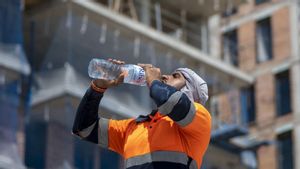 Un treballador de la construcció beu aigua, la setmana passada.  | JORDI COTRINA