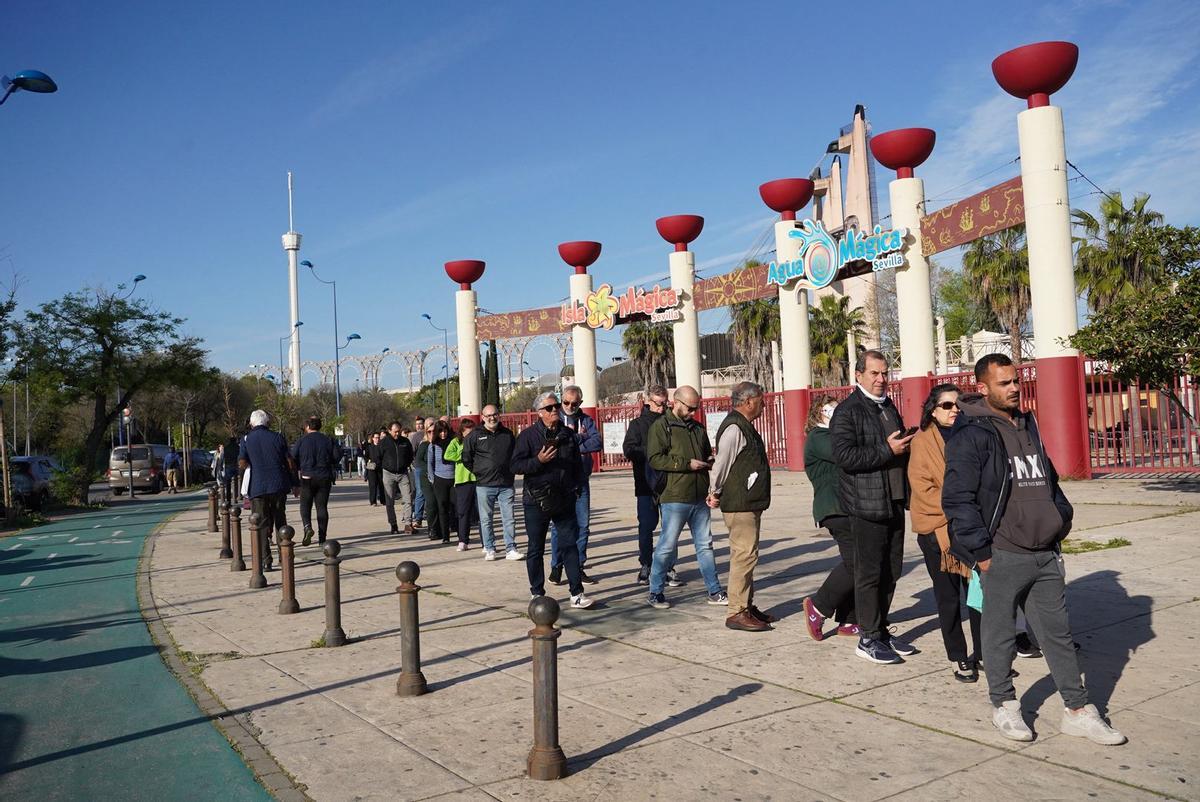 Como cada año se han formado grandes colas en el entorno de la sede de Canal Sur en la Isla de la Cartuja