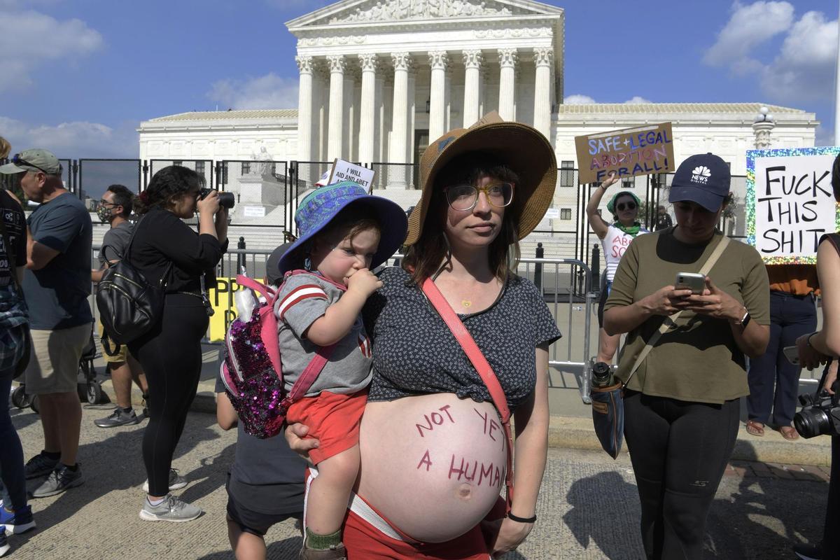 Miles de personas toman las calles en EEUU contra la decisión del Supremo de derogar el derecho al aborto