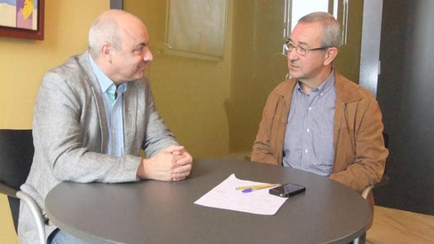 Xavier Sanllehí (a l&#039;esquerra) amb l&#039;alcalde de Roses, Carles Pàramo.