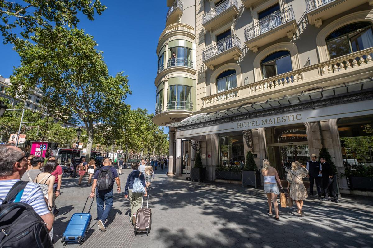 Turistas pasan por delante del Hotel Majestic