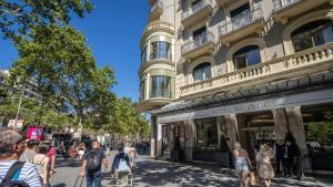 Turistas pasan por delante del Hotel Majestic