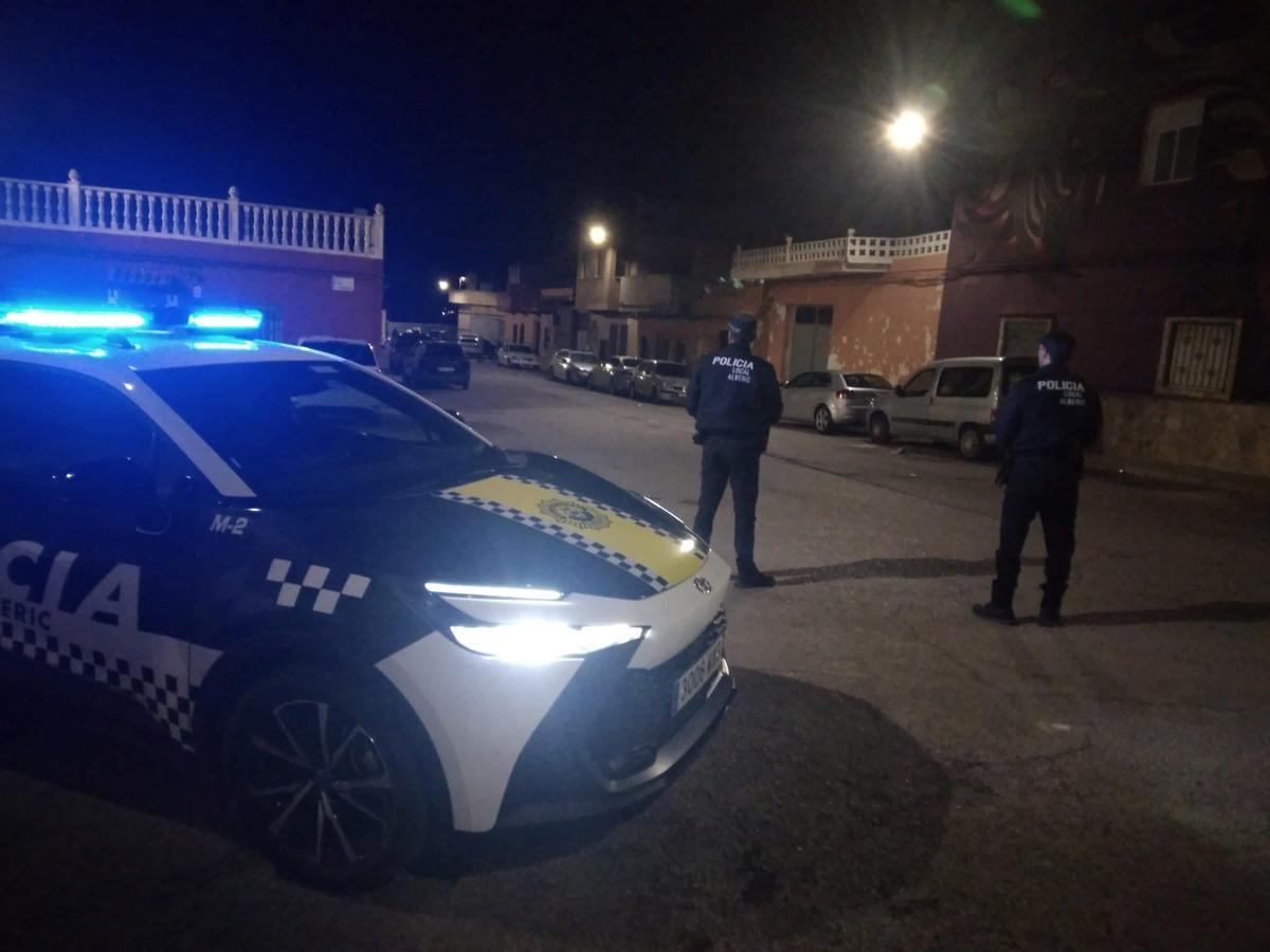Patrulla policial desplegada en el barrio de la Troneta de Alberic.