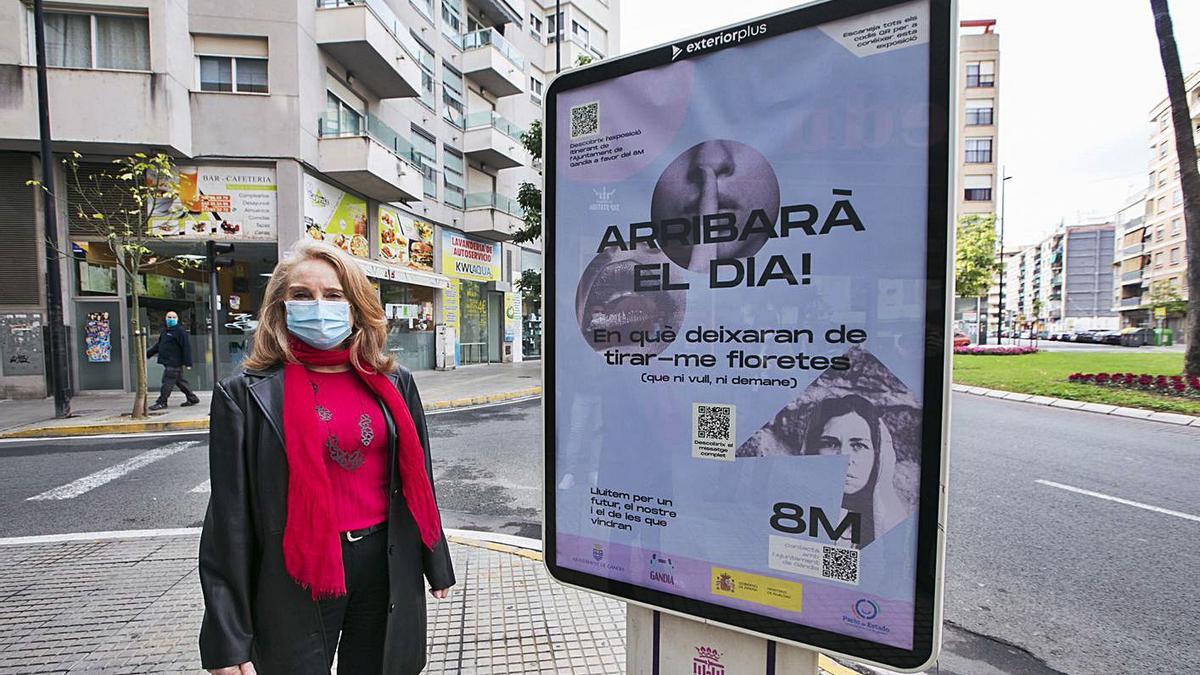 La concejala de Igualdad y Políticas Inclusivas, Juana Navarro, junto a uno de los MUPIS  | LEVANTE-EMT