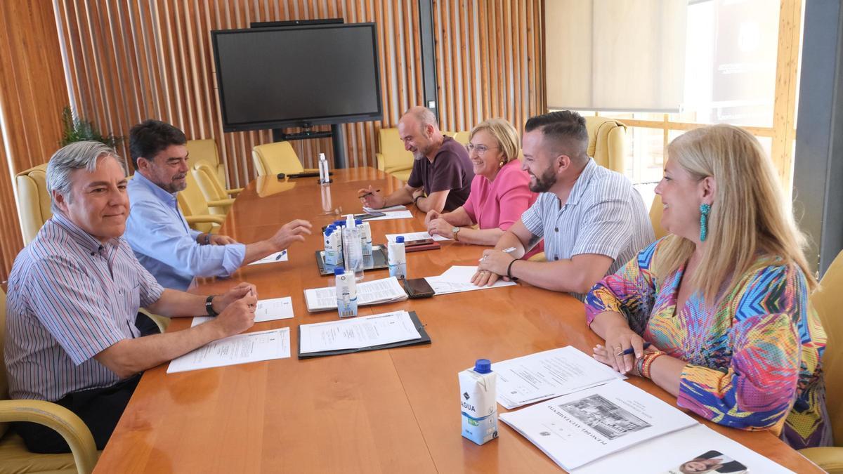 El alcalde de Alicante, Luis Barcala, junto a los portavoces de la oposición al inicio del mandato.