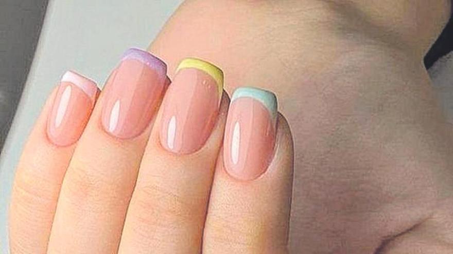 La manicura francesa multicolor se ha convertido en la estrella indiscutible