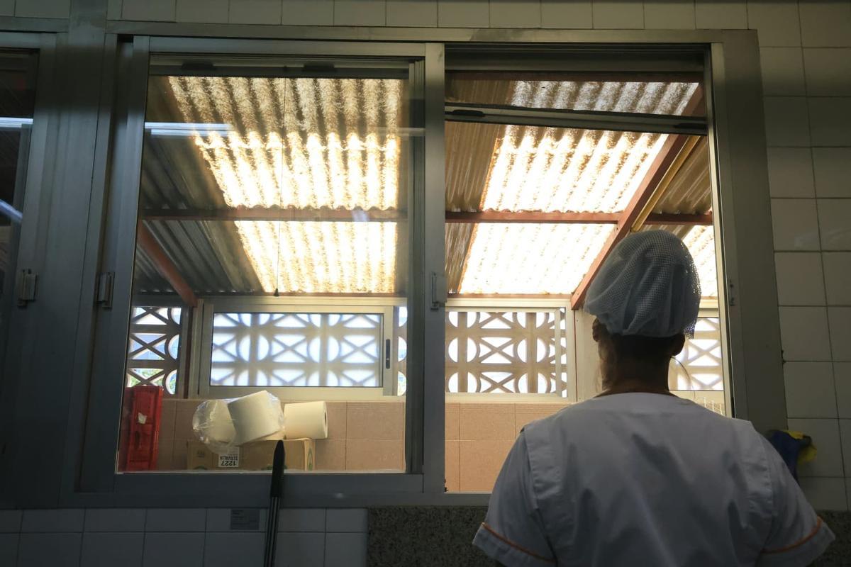 Uno de los techos del comedor y la cocina del colegio San Blas de Alicante