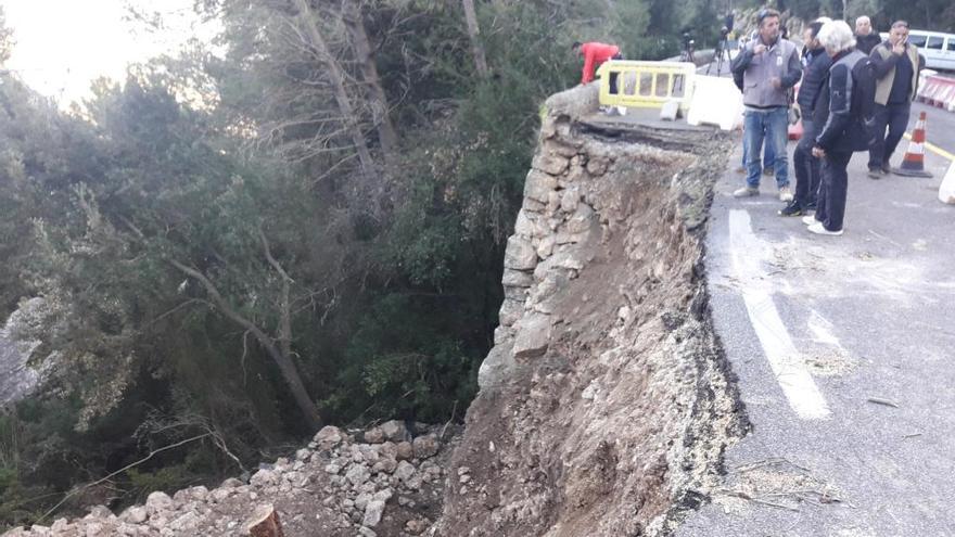 Un grupo de &#039;margers&#039; observa el tramo derrumbado en la carretera de Lluc, ayer jueves.