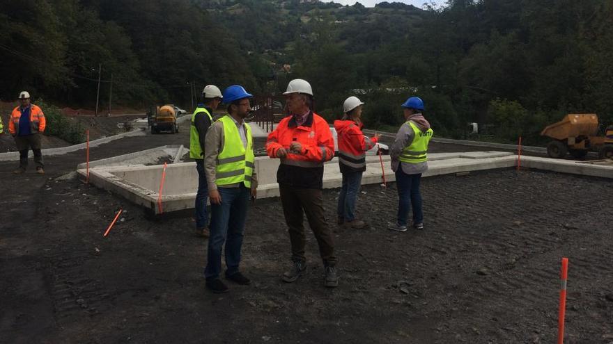 Enrique Fernández y Santiago Fernández, en el centro, conversan en la visita a las obras del punto limpio.