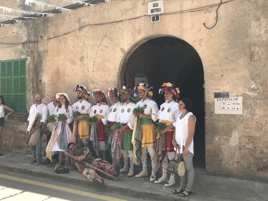 Los Cossiers de Algaida hacen frente al calor con sus ancestrales danzas