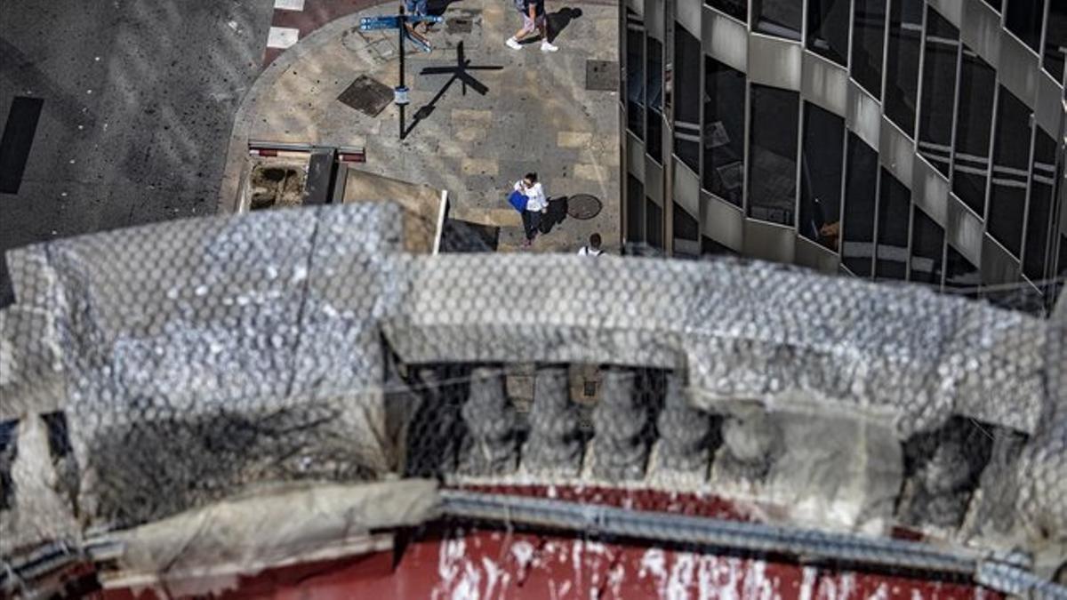 Detalle del mal estado de la azotea del edificio.