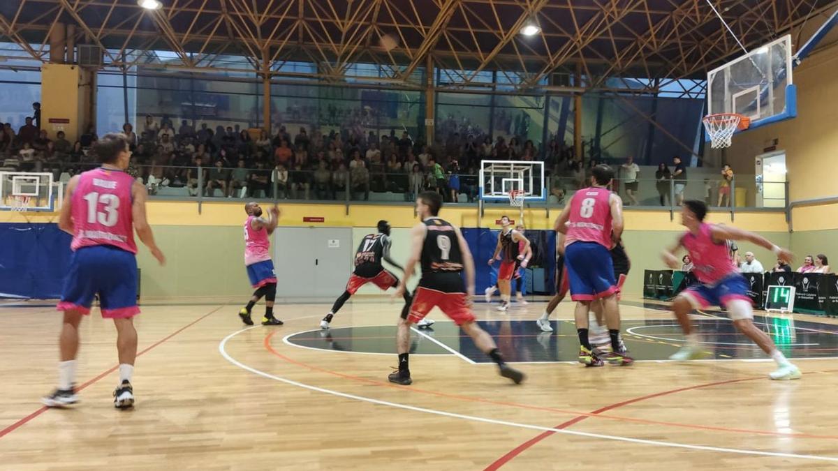 Una acció del partit d’ahir entre el Bisbal Bàsquet i el Martorell. | BISBAL BÀSQUET