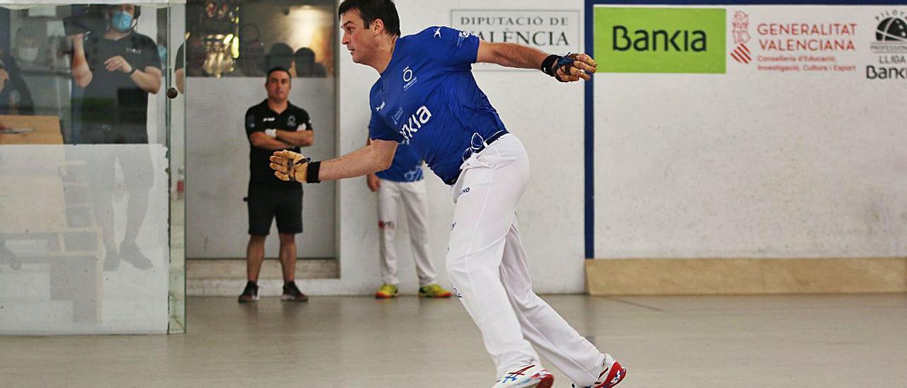 Genovés II golpea de volea durante una partida del Individual en el Trinquet de Pelayo.  | FUNPIVAL